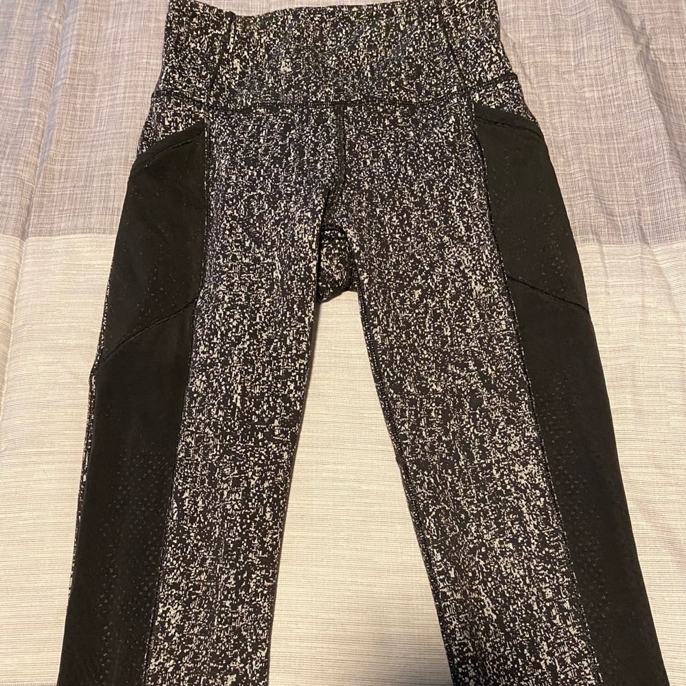 luluemon workout leggings.